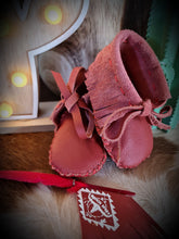 Load image into Gallery viewer, 'LITTLE FEATHER' full leather handmade moccasins