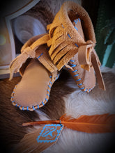 Load image into Gallery viewer, &#39;LITTLE FEATHER&#39; full leather handmade moccasins