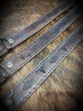 Load image into Gallery viewer, 🦬MENS Smokin&#39;Spurs leather laced edge belt.