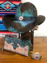 Load image into Gallery viewer, DALLAS HAT CO ‘splash of blue’ 58/59cm